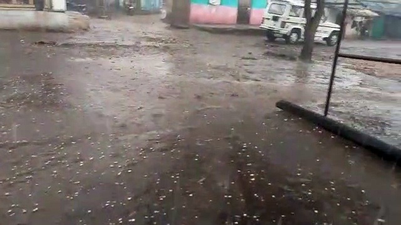 Hail rain in Burhanpur, white sheet spread on the roads
