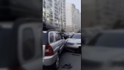 아파트 주차장서 차량 돌진해 15대 파손...급발진 주장 / YTN