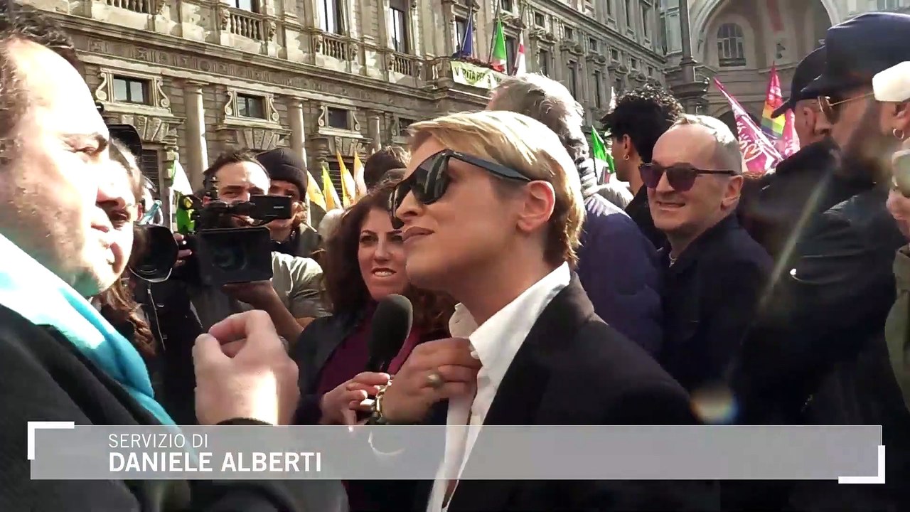 Milano, scontro Ricca-Pascale. Lui: "Faceva gli spot col Calippo". Lei: "Il suo alito dice tutto"