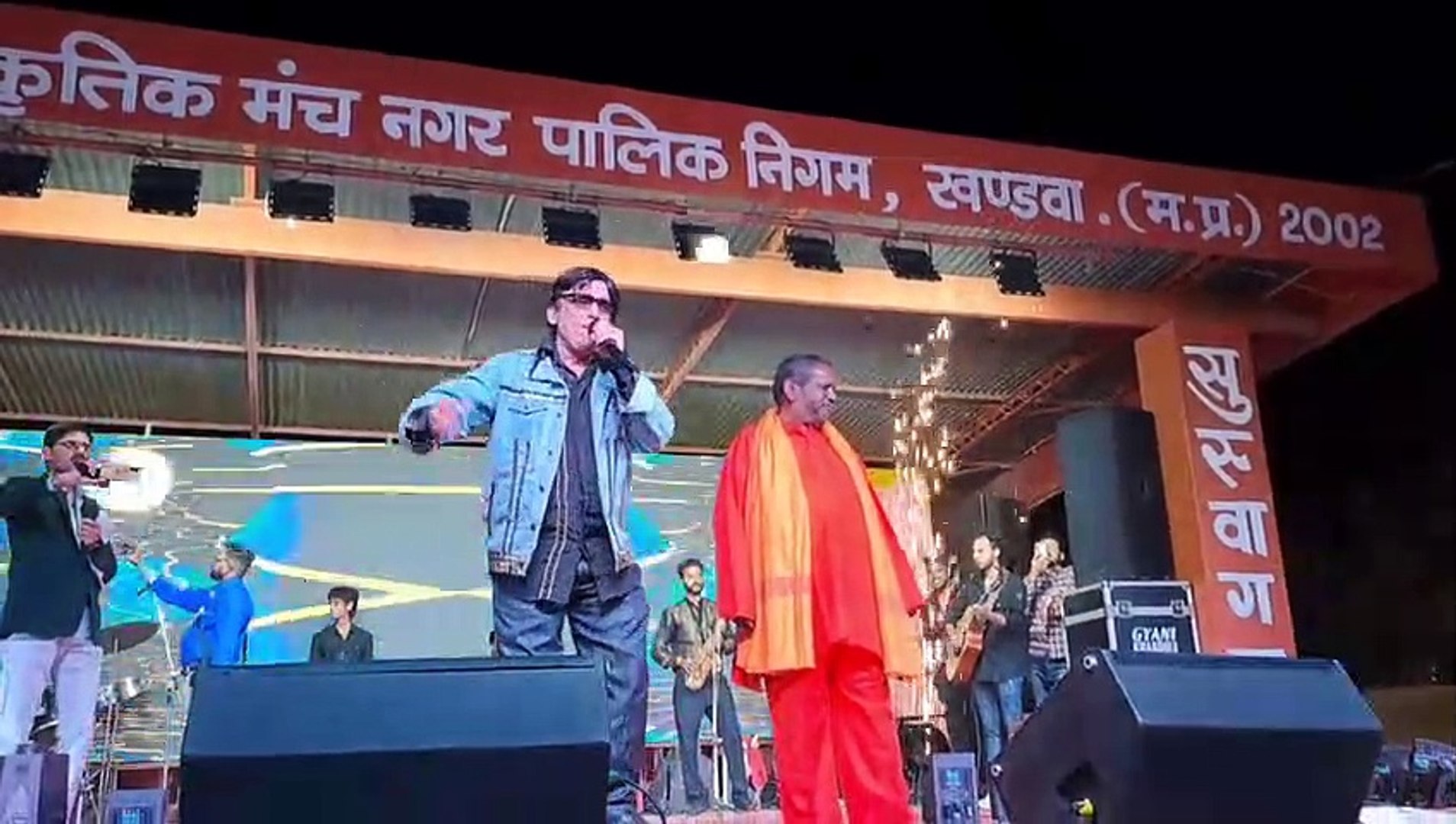 Aftab came on stage for 15 minutes, neither recited dialogue nor dance