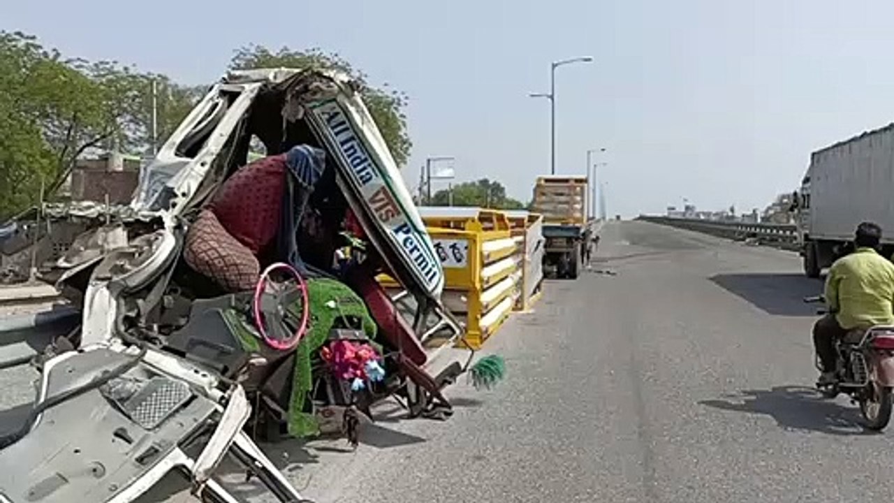 हाइवे पर रात में सीएनजी किट से भरा ट्रेलर टकराय...