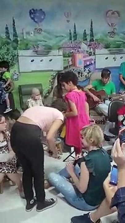 Maiara, da dupla com Maraísa, visita gêmeas batizadas com nome da dupla e recebe homenagem em Blumenau