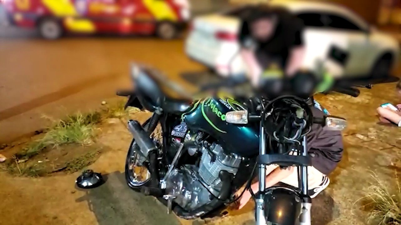 Moto vai parar embaixo de automóvel e casal fica ferido em acidente na Rua Rio da Paz