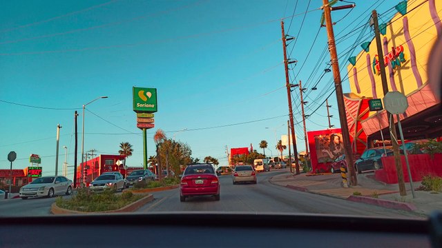 Si quieres conocer la ciudad de Tijuana de una forma diferente, este paseo turístico te llevará por la colonia Valle Verde, Avenida Cucapah y CETYS 34, y colonia El Lago, donde podrás disfrutar de su excelente clima.