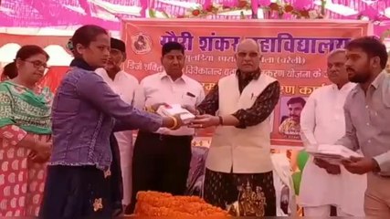 बरेली:कैबिनेट मंत्री ने छात्र-छात्राओं को वितरित किए स्मार्टफोन और टैबलेट