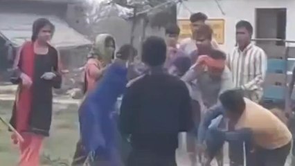 बदायूं:दो पक्षों में हुई मारपीट में चले लाठी-डंडे,वीडियो हुआ वायरल