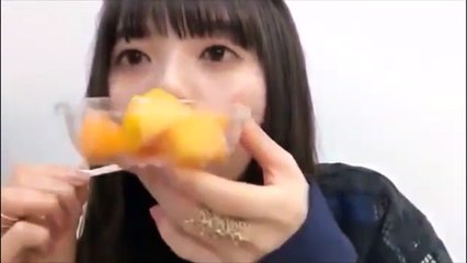 ■La belle idole Asuka Saito mange un fruit en gros plan.