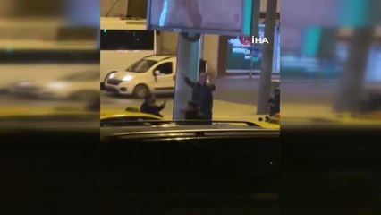 İstanbul'da bastonlu, bıçaklı ve yumruklu trafik kavgaları kamerada