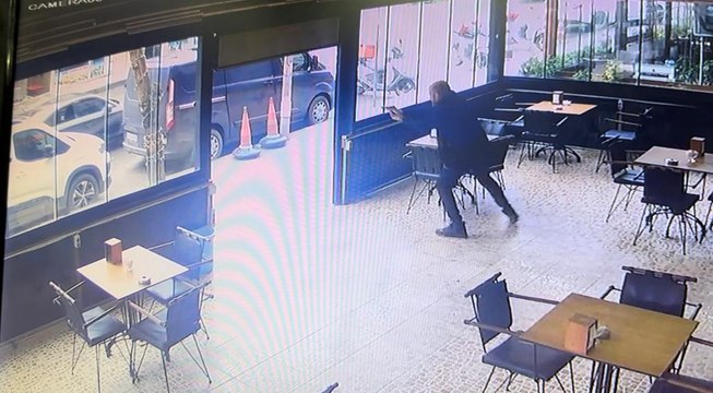 İStanbul'da kafede silahlı çatışma anı kamerada