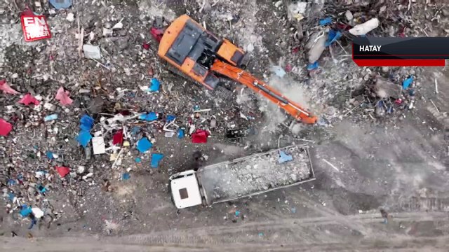 İskendurun'da bina yıkım ve enkaz kaldırma çalışmaları sürüyor