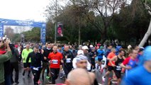 Winter Run İstanbul'da yarışmacılar deprem bölgesine yardım için koştu