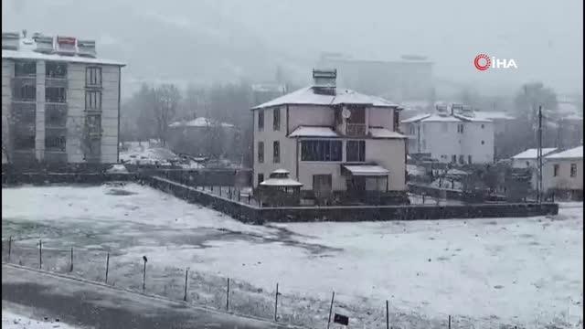 Karlıova'da kar yağışı etkisini gösterdi, ilçe beyaza büründü