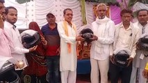 Daughter died in road accident, relatives distributed 40 helmets