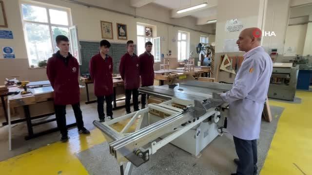Afetzedelerin eksik mobilyalarını lise öğrencileri üretiyor