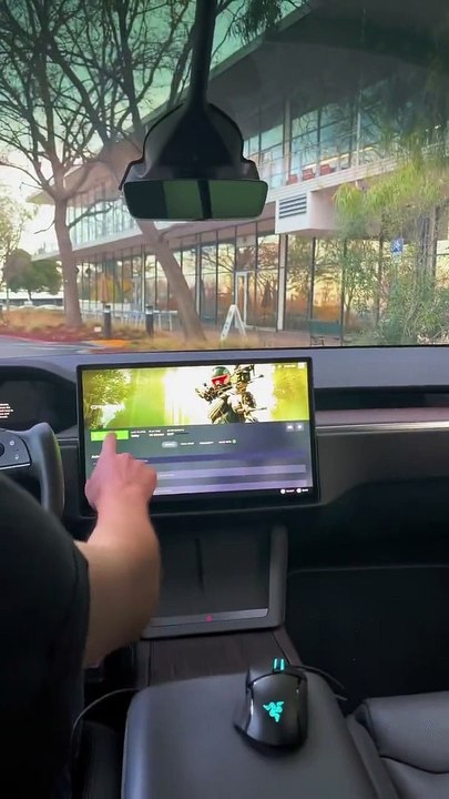 Tesla com sistema de entretenimento a correr Crysis