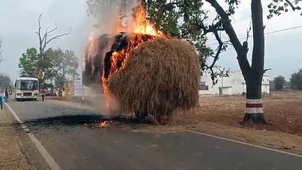 धू-धूकर जलने लगा पैरा लोड ट्रैक्टर