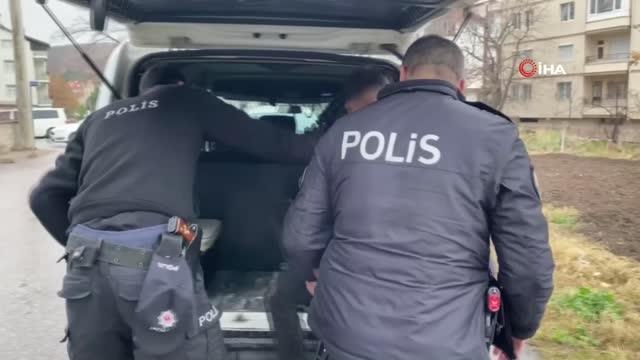 Dini nikahlı eşini bıçakla yaralayıp arabaya zarar veren şahıs tutuklandı
