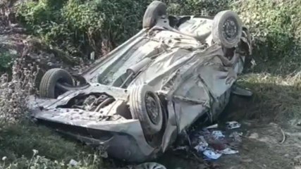 ब्रेकिंग: पुलिस को देख शराब कारोबारियों की गाड़ी पलटी, बोतल लूटने की मच गई होड़