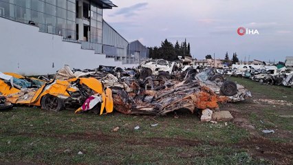 Hatay'da depremde enkazda kalan araçlar tanınmaz hale geldi!