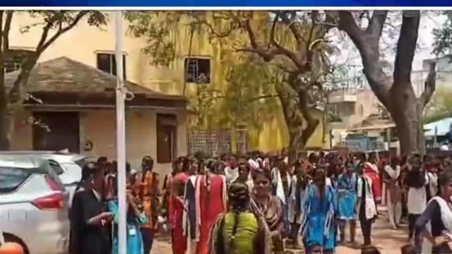 காட்டுமன்னார்கோயில்:அரசு கலைக் கல்லூரி மாணவர்கள் உள்ளிருப்பு போராட்டம்!