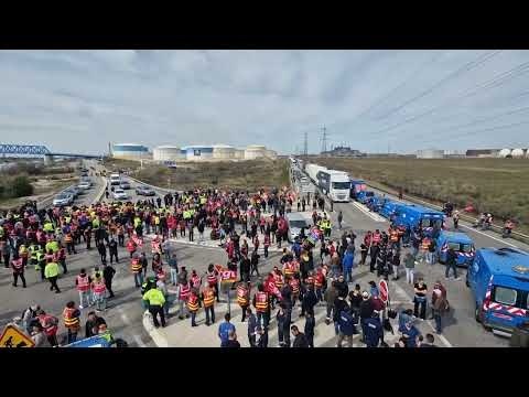 Réforme des retraites : les manifestants bloquent les entrées du dépôt pétrolier de Fos