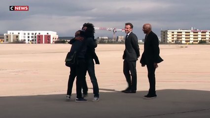 Download Video: Le journaliste français Olivier Dubois, otage pendant près de deux ans au Mali et libéré hier, a été accueilli par Emmanuel Macron à Villacoublay - Regardez