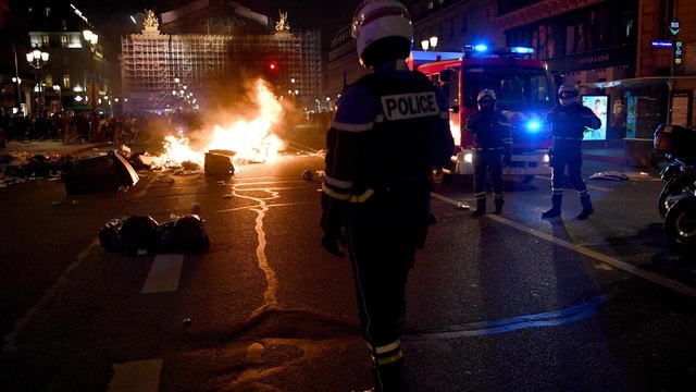 Cortèges spontanés et poubelles brûlées : nouveau soir de manifestations à Paris