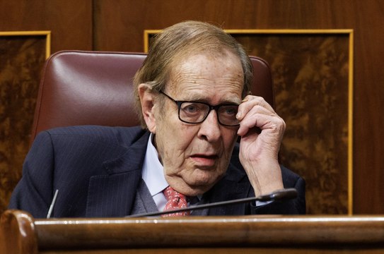 Tamames interrumpe a Sánchez en pleno discurso y protagoniza un momento surrealista