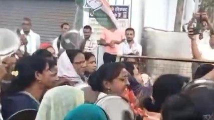 मंडला: महिला कांग्रेस ने किया सांसद बंगले का घेराव,जमकर बजाई ताली और थाली