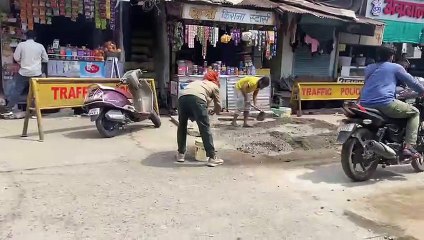 सेठानी घाट रोड पर नपा ने की सड़क की मरम्मत