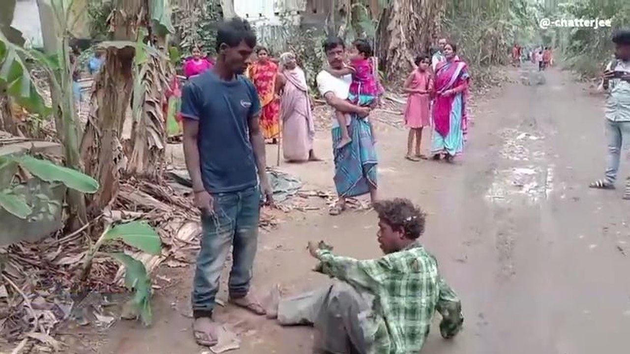 হুগলি: মদ্যপ অবস্থায় দুই ব্যক্তি রেল লাইনে শুয়ে , দাঁড়িয়ে লোকাল ট্রেন চাঞ্চল্য