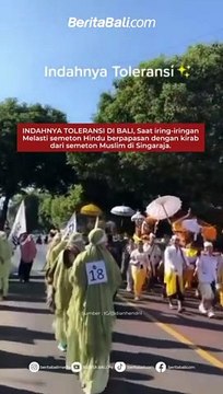 INDAHNYA TOLERANSI DI BALI, Saat iring-iringan Melasti semeton Hindu berpapasan dengan kirab dari semeton Muslim di Singaraja.