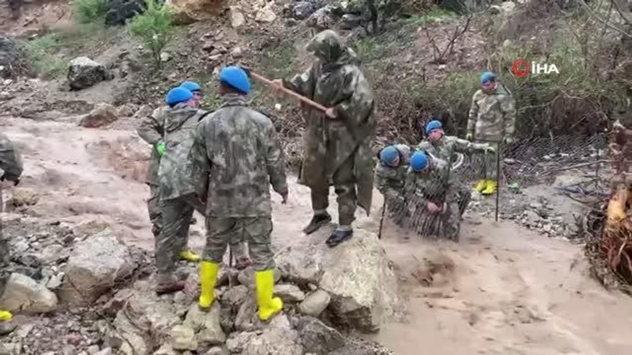 Mehmetçik sel bölgesinde arama kurtarma operasyonlarına devam ediyor