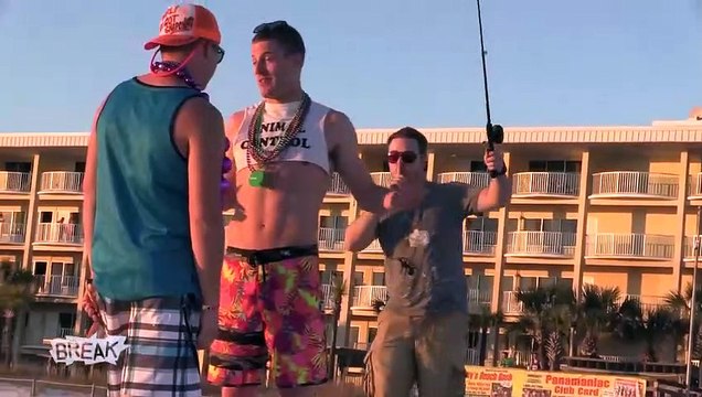 Spider Scare Beach Prank (Spring Break Pranks)