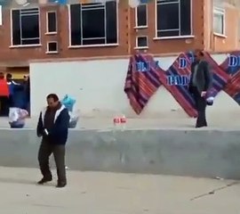 Un hombre asombra con sus pasos de baile en un festejo por el Día del Padre en El Alto