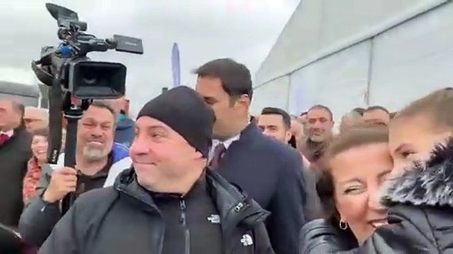 Ekrem İmamoğlu aracına bindiği sırada, küçük bir çocuğun Ekrem Amca seni çok seviyorum dediği anlar ve İmamoğlu'nun tepkisi kameralara böyle yansıdı