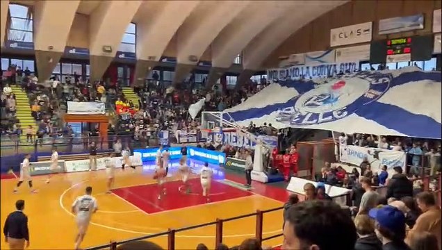 La curva dei tifosi della Pielle prima della partita con Legnano