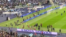 Lazio - Roma, Eriksson riceve l'abbraccio della Curva Nord - VIDEO