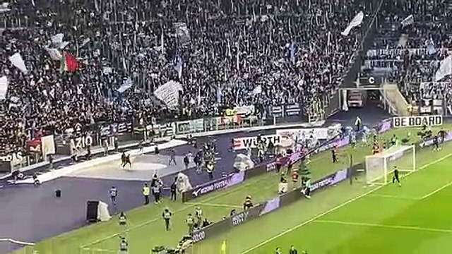 Lazio - Roma, la squadra sotto la Curva Nord prima del derby - VIDEO