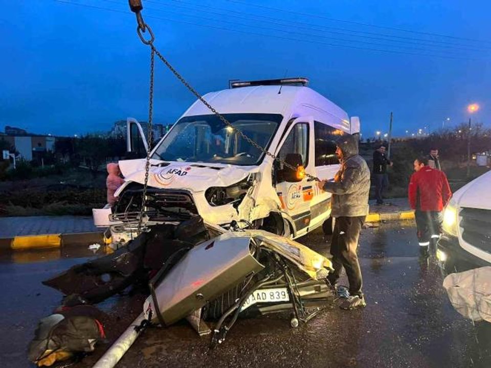 Deprem bölgesine giden AFAD aracı kaza yaptı: 1 ölü, 9 yaralı