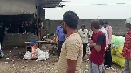 शराब भट्टी में एम्बुलेंस उतरते डॉक्टर देख उतर गया शराबियों का नशा