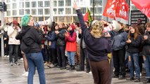 Retraites : des manifestants rassemblés devant le tribunal de Paris contre les répressions policières