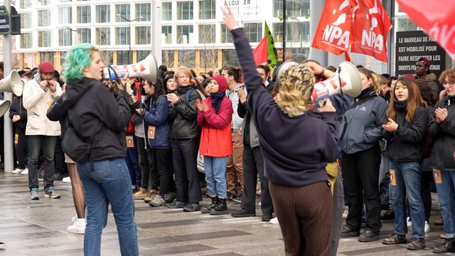 Retraites : des manifestants rassemblés devant le tribunal de Paris contre les répressions policières