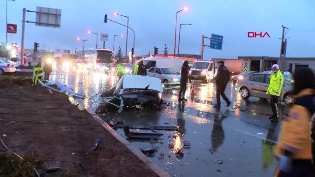 AFAD'IN MİNİBÜSÜ İLE ÇARPIŞAN OTOMOBİL İKİYE BÖLÜNDÜ 1 ÖLÜ, 9 YARALI