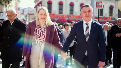 Lüks araç konvoyuyla aday adaylığı şovu tepki çekti