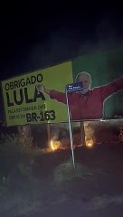 Outdoor com agradecimento a Lula é incendiado em Marechal Cândido Rondon; veja vídeo