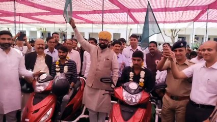 बधिर विद्यालय में 120 दिव्यांगजन को दी स्कूटियां