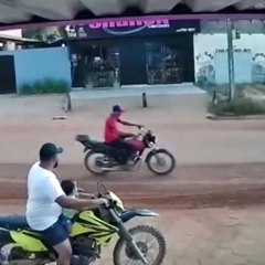 Babanın refleksi çocuğunu bir saniyeyle ölümden kurtardı