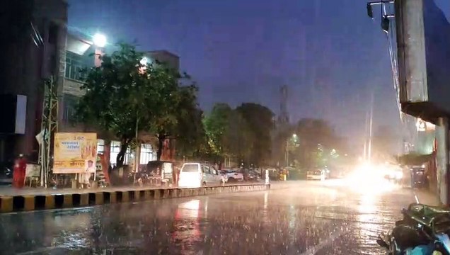 अजमेर में तेज हवा संग बरसात, सड़कों पर बहा पानी