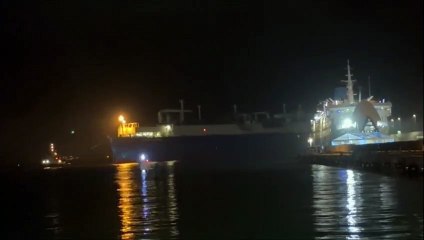 L'ingresso della "Golar Tundra" nel porto di Piombino (video Novi)